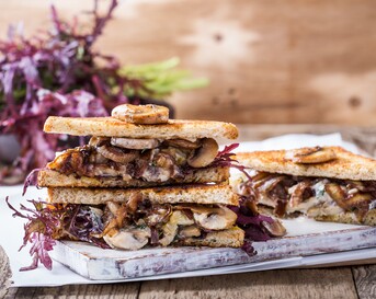 Tosti met kaas, balsamico, gebakken ui en champignon
