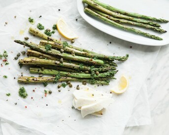 Asperges met halloumi en peterseliedressing