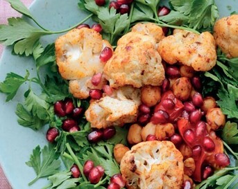 warme bloemkool- en kikkererwtensalade met granaatappelpitten