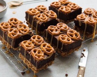 Pretzelbrownies met karamel
