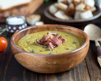 erwtensoep met munt-creme fraiche en parmaham