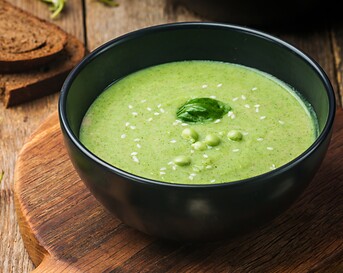 erwtensoep met roggebrood en forel
