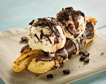 churros met chocoladesaus en roomijs
