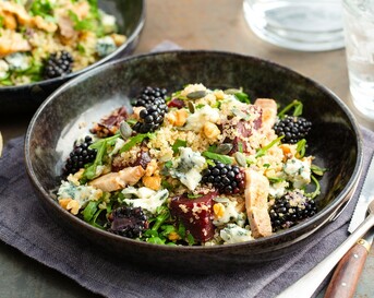 Maaltijdsalade met bramen, bietjes en blauwe kaas