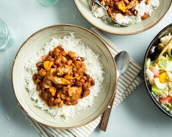 Surinaamse kip met bruine bonen