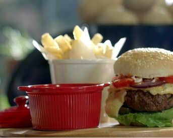 huisgemaakte hamburgers met gefrituurde rozemarijnaardappels