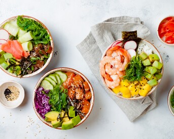 poké bowl met krokante kip