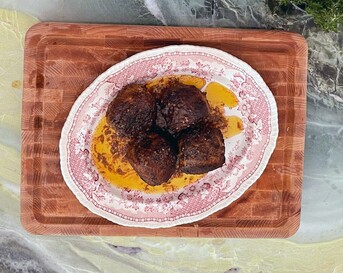 gehaktballen op een bord