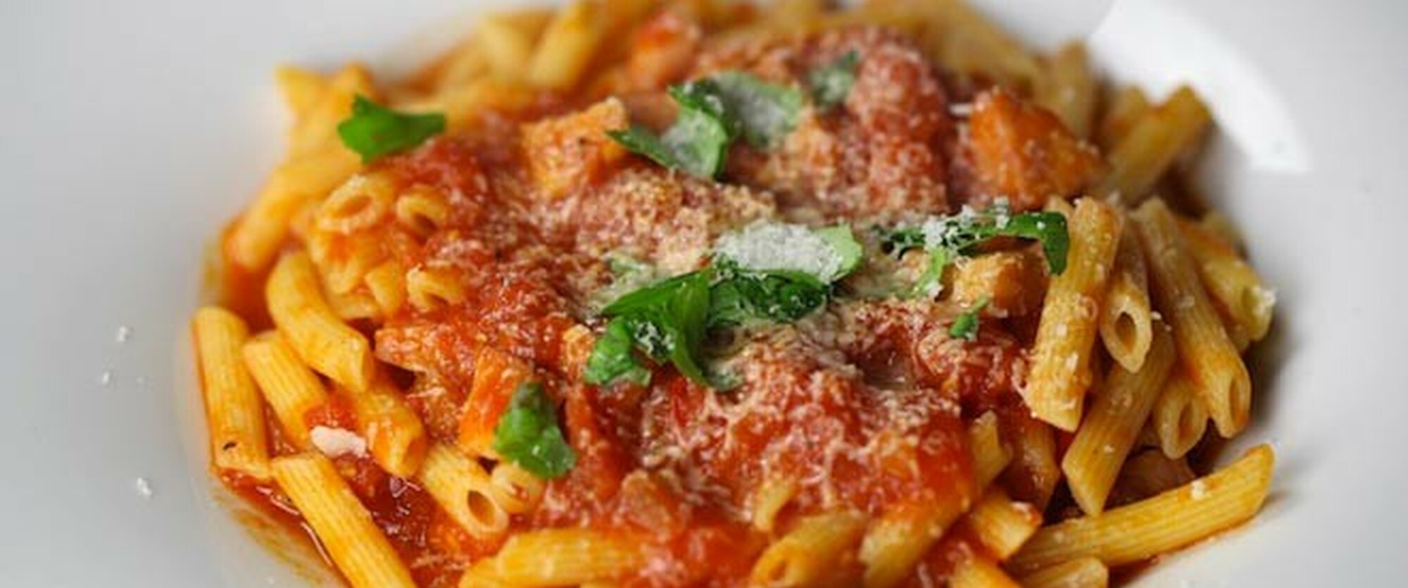 Pasta gerechten; lekkere, makkelijke en simpele recepten Pasta eten we graag hier. Of het nu gaat om een bord tagliatelle, spaghetti of macaroni, het is altijd een feest. Kinderen zijn er ook dol op, het eet makkelijk weg en door de saus is de groente ook niet zo goed meer te zien waardoor ook dit moeiteloos naar binnen gaat.