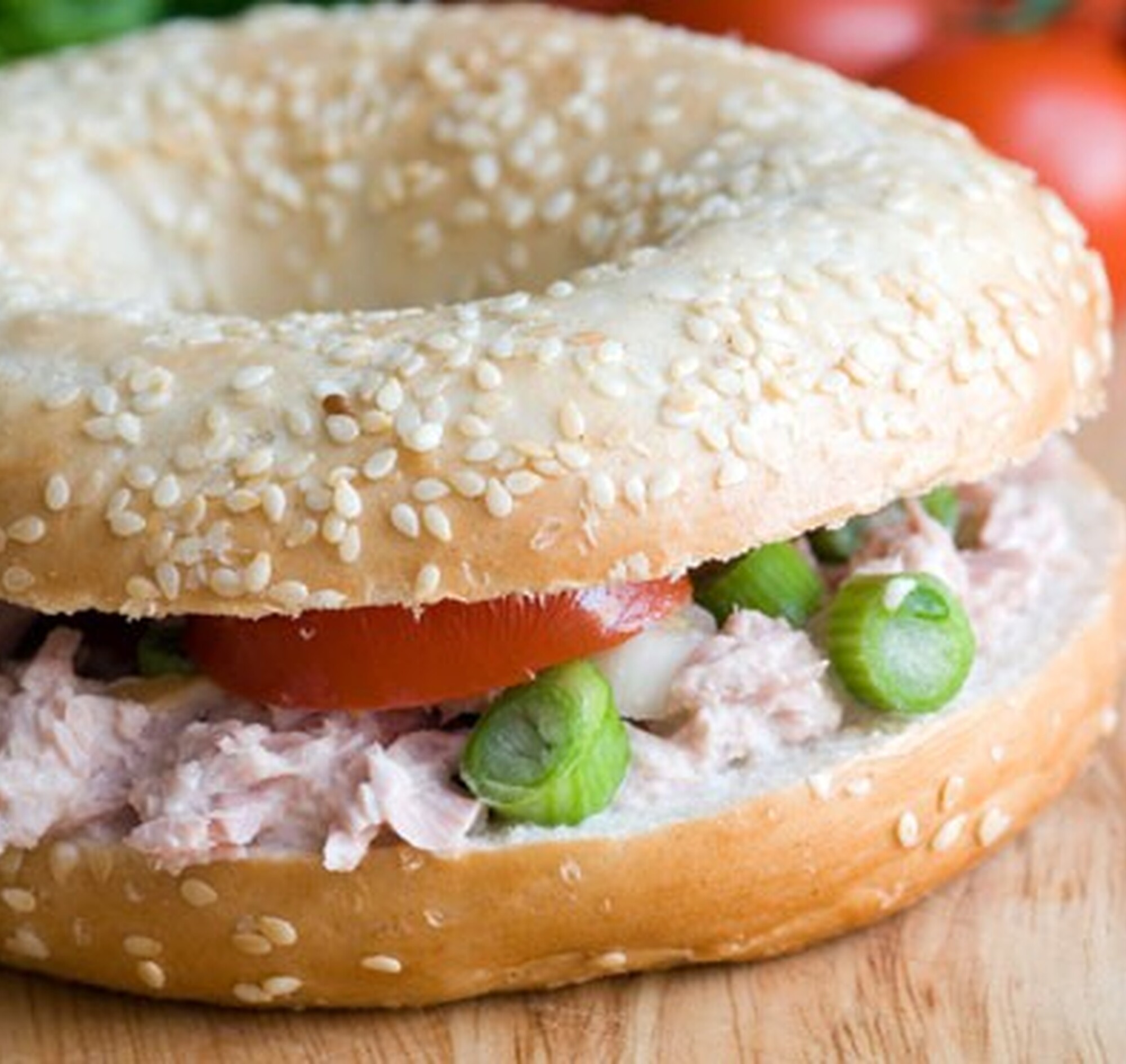 Bagel met zelfgemaakte tonijnsalade, cornichons en rode ui recept