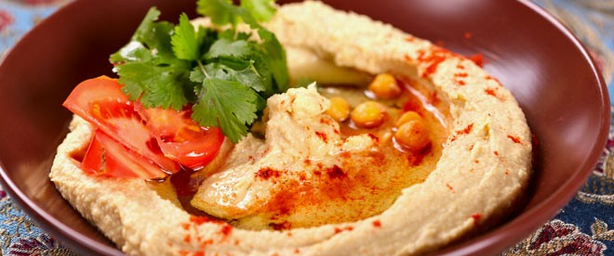 Hummus met tomaten en basilicum - 24Kitchen