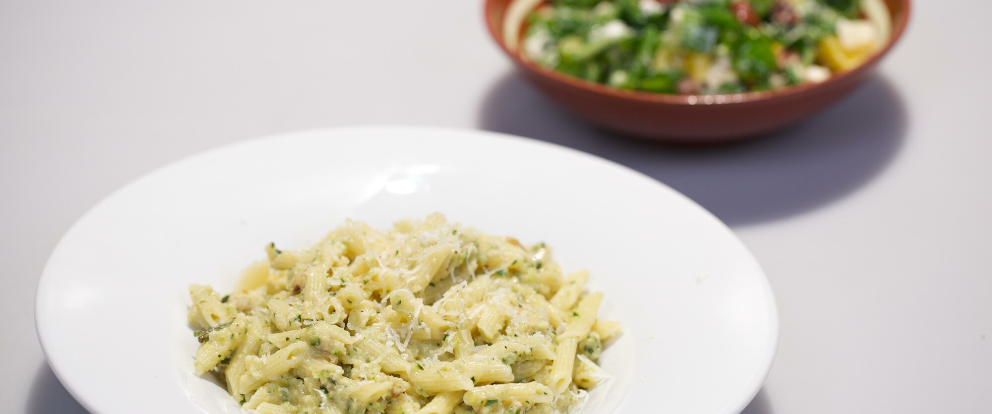 Pasta al pesto di zucchine &amp; insalata con ricotta (casarecce met ...