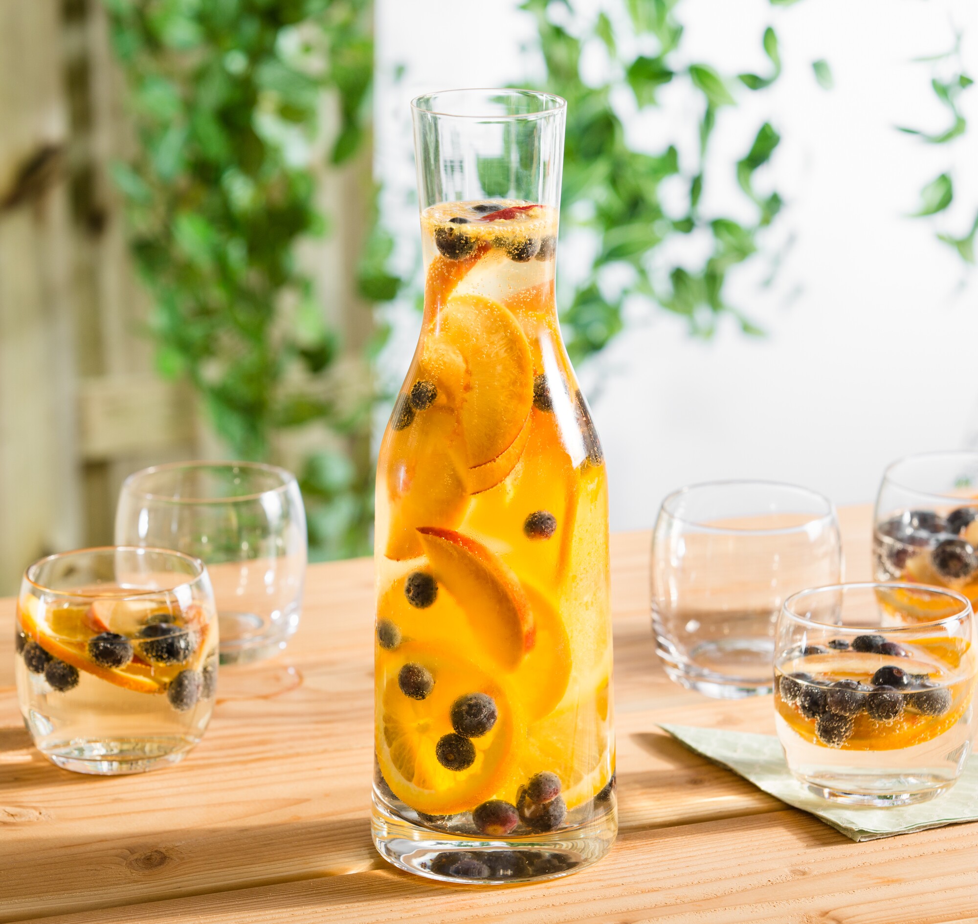 Witte sangria met perzik, sinaasappel en blauwe bessen recept - 24Kitchen