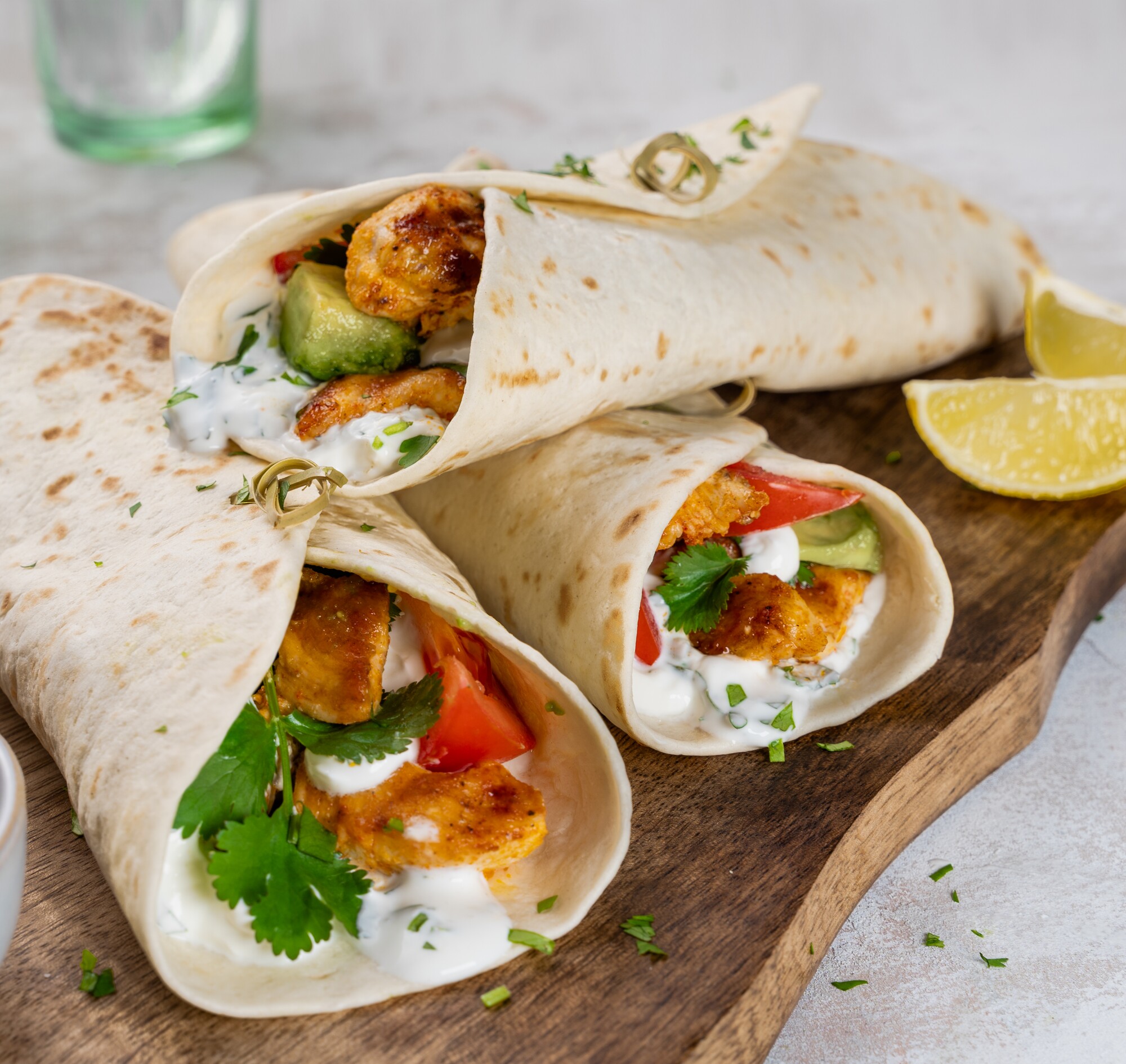 Maaltijdwraps met kip, avocado en yoghurtknoflooksaus recept 24Kitchen
