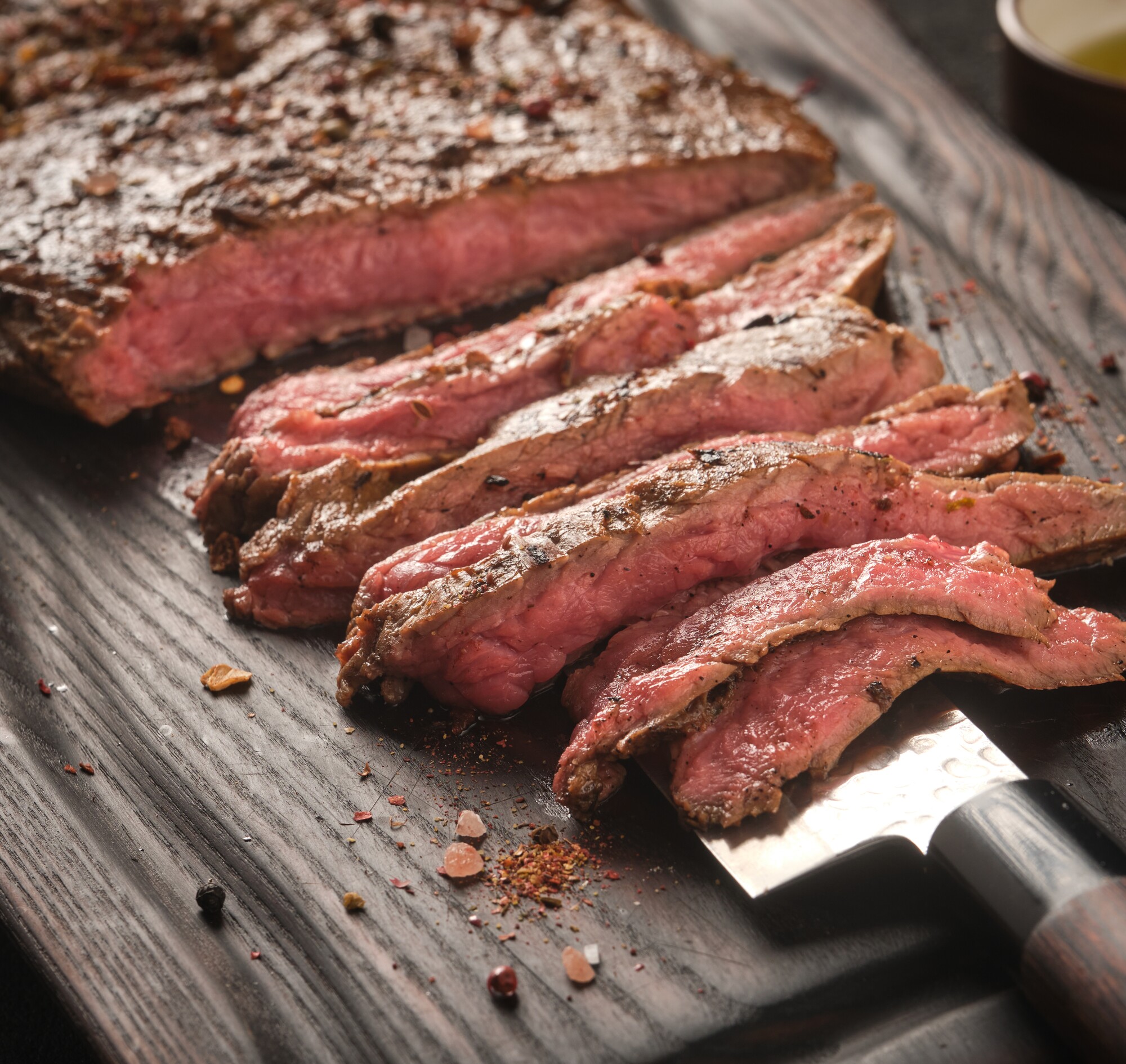 Flat iron steak bereiden op de BBQ 24Kitchen