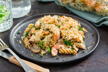 Romige boerenkoolpasta uit de oven met zalm, champignons en citroen