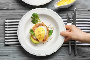 etiquette bord eggs benedict