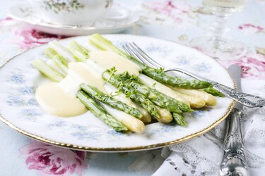 Groene en witte asperges