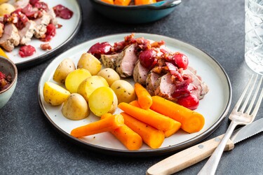 Varkenshaas met kersencompote, geroosterde worteltjes en krieltjes