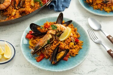 Paella met zeevruchten