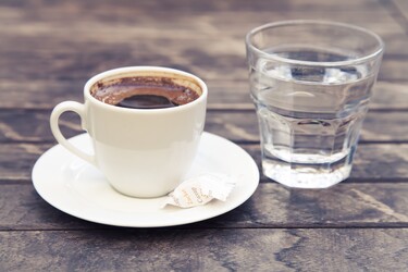 glas water koffie