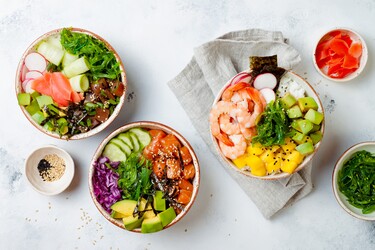 poké bowl met krokante kip