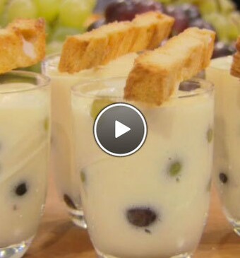 Sabayon met druiven en suikerbroodstaafjes