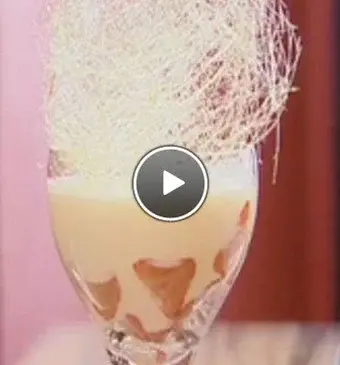 Champagnesabayon met aardbeien en engelenhaar