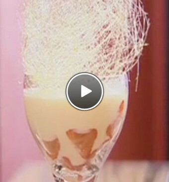 Champagnesabayon met aardbeien en engelenhaar