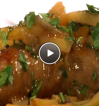 Gebraden worst in biersaus