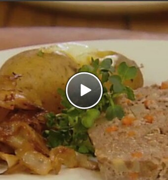 Gehaktbrood met gebakken witte kool en gepofte aardappels