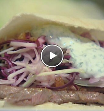 Gemarineerd lamsvlees met koolsalade en yoghurt-muntsaus