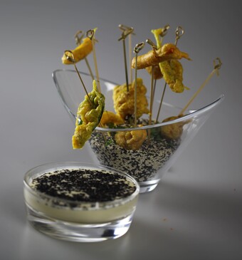 Tasty tempura met sesamsaus