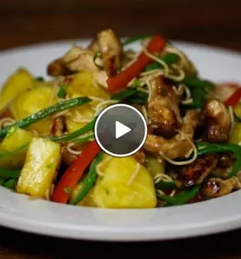 Kip uit de wok met ananas en peultjes