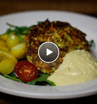 Zelfgemaakte groenteburger met krieltjes