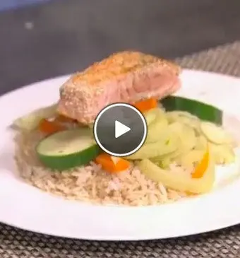 Kleurige stoomgroente met zalm en citroenrijst