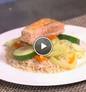 Kleurige stoomgroente met zalm en citroenrijst