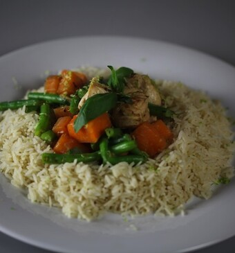 Kip met rode curry, boontjes en pompoen