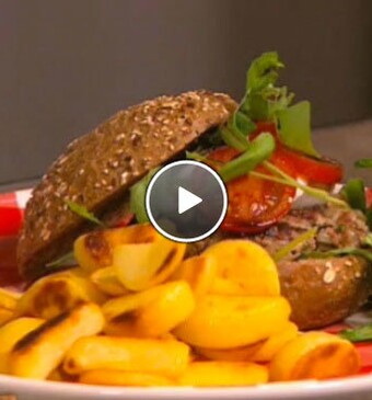 Italiaanse hamburger met tomaat-rucolasalade