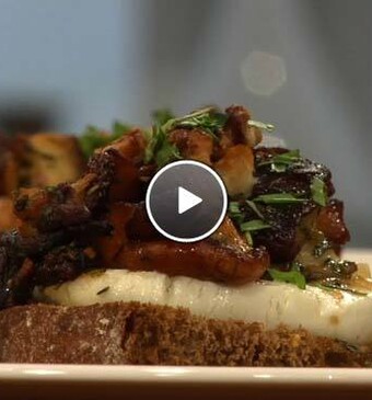 Zuurdesem met geitenkaas en paddenstoelen