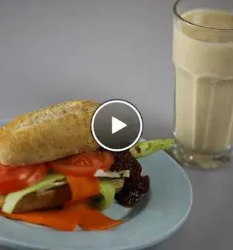 Broodje worst met appeltaartsmoothie