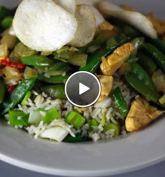 Gebakken rijst met sugar snaps en oosterse kip