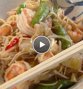 Gewokte witlof met tauge, sugar snaps en gamba’s