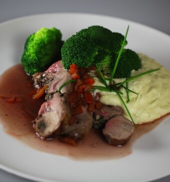 Lamsbout met paprikajus en knoflookpuree