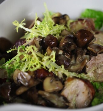 Salade met rouleau van parelhoen