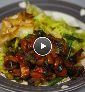 Snelle groentestrudel met bosuitjessaus