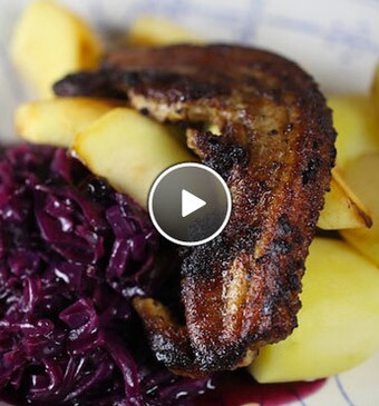 Traditionele rode kool met gebakken appeltjes en speklapjes