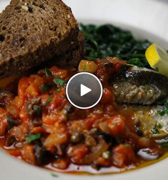 Schelvis met zongedroogde tomatensaus en knoflookbrood