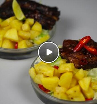 Zoete en pittige varkensribbetjes met fruitsalsa
