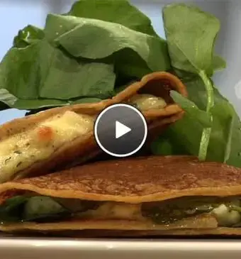 Pannenkoeken gevuld met waterkers en geitenkaas